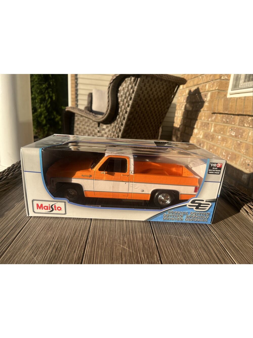 New Maisto 1/18 Scale - 1974 Chevrolet C10 Cheyenne Super - Orange, White Car